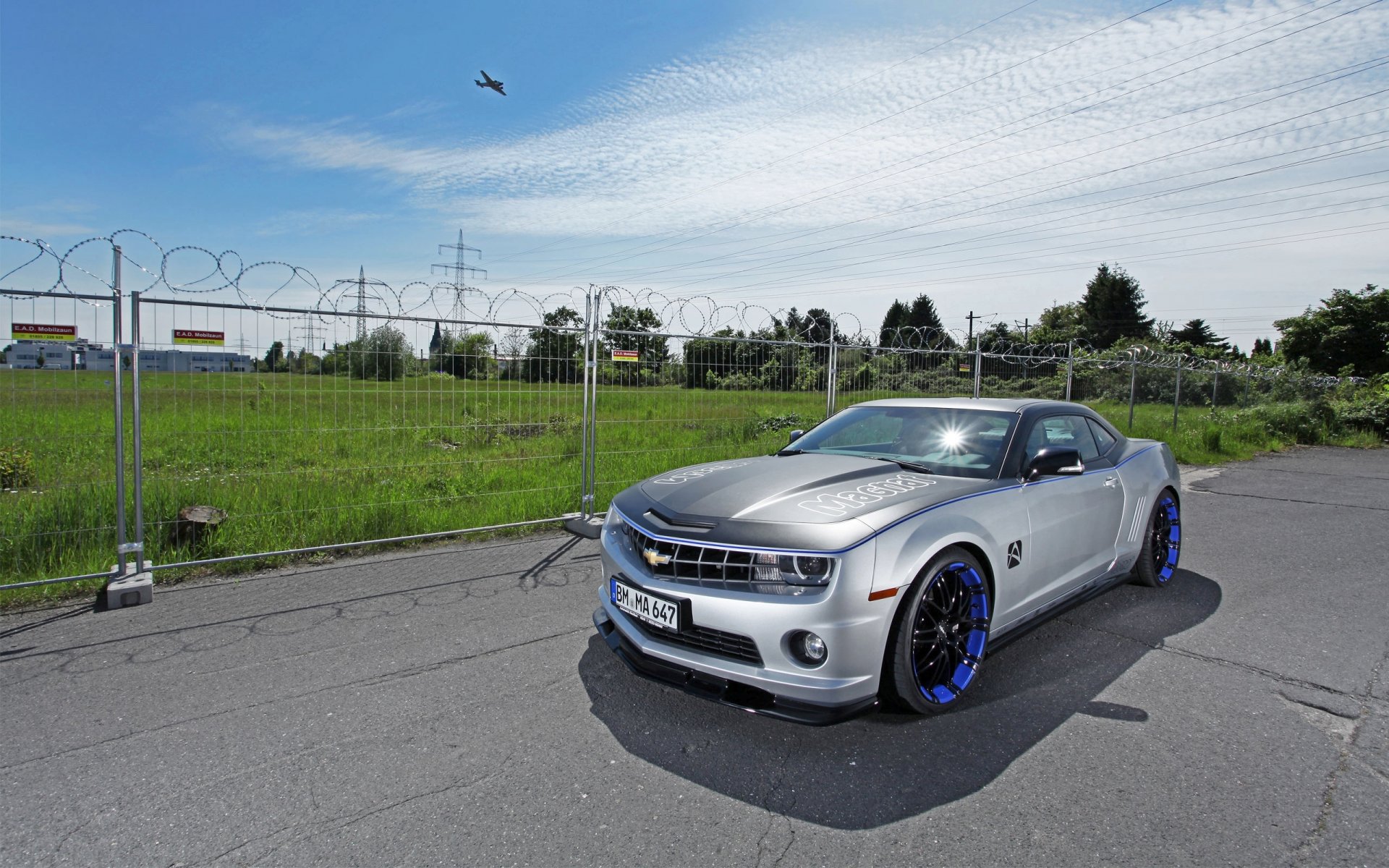 chevrolet camaro magnet auto front grau himmel flugzeug wolken