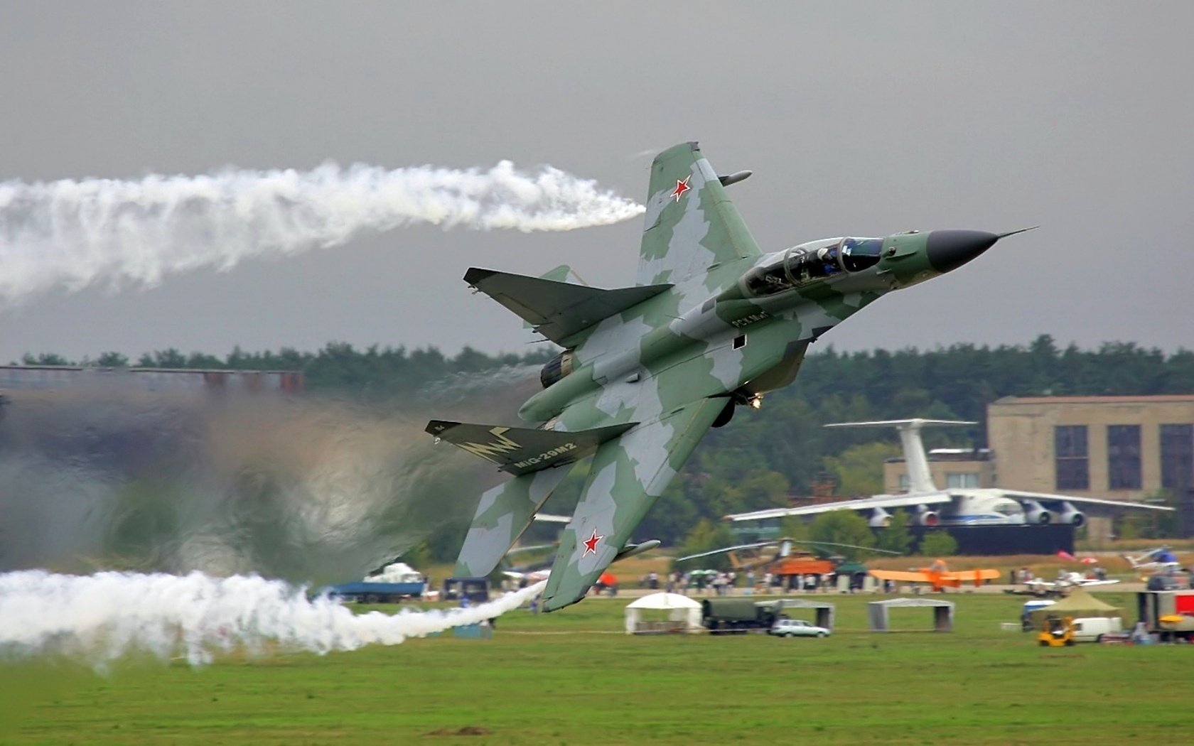 mig 29 au-dessus du sol panaches de fumée aviation spectacle avions matériel militaire aviation militaire aviation voltige