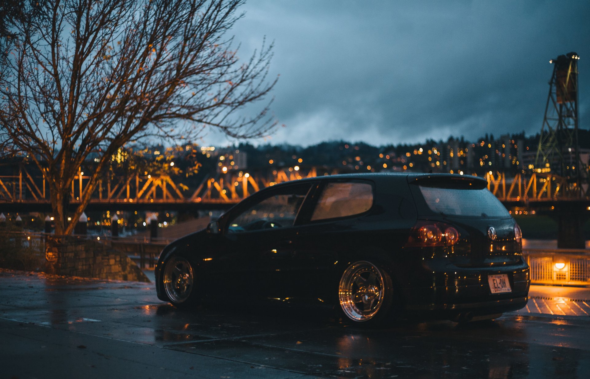 volkswagen golf räder baum brücke stadt lichter nacht wolken fluss