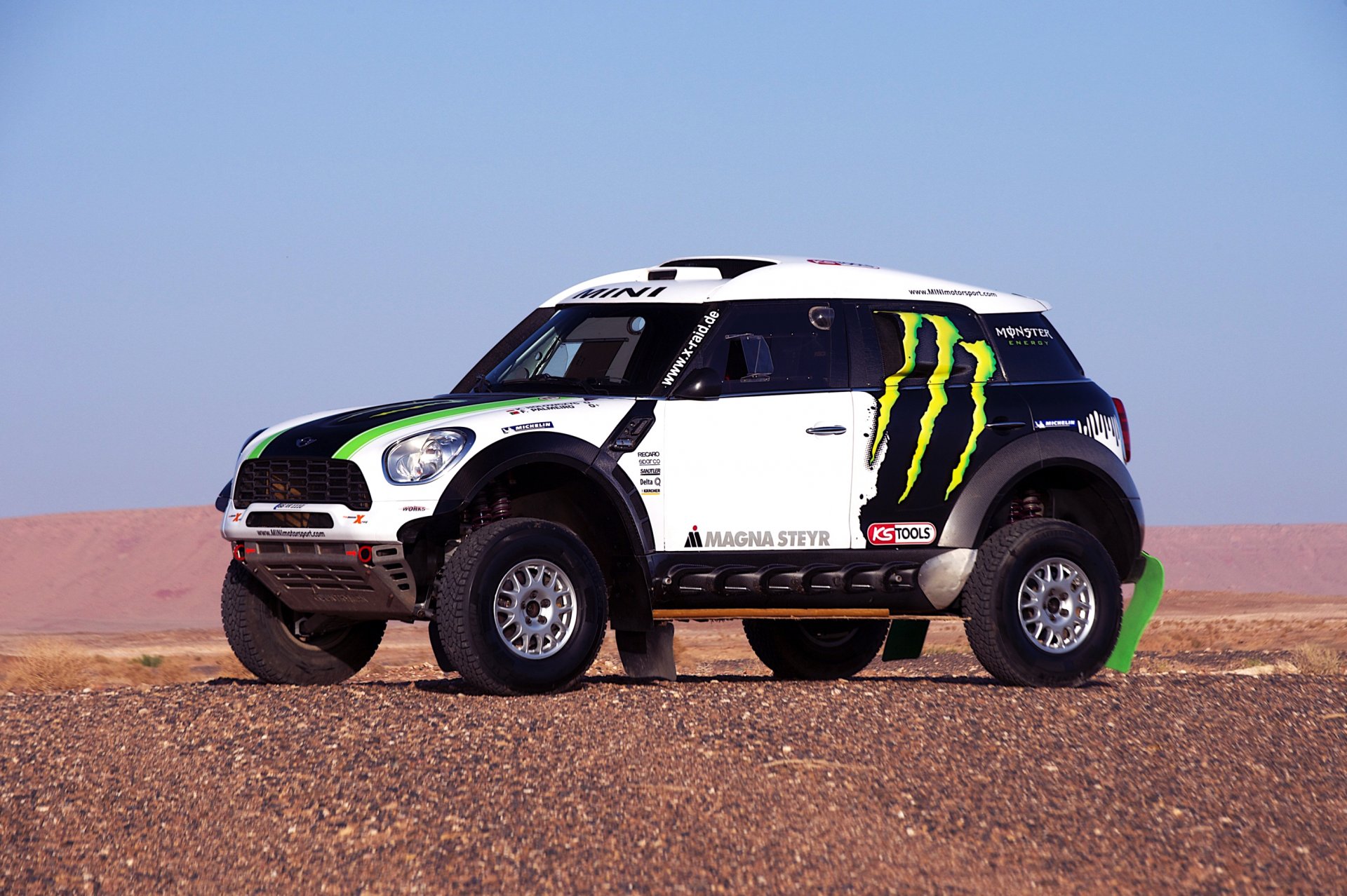 mini mini cooper mini dakar x-raid rallye vue latérale suv 2014 sur place blanc