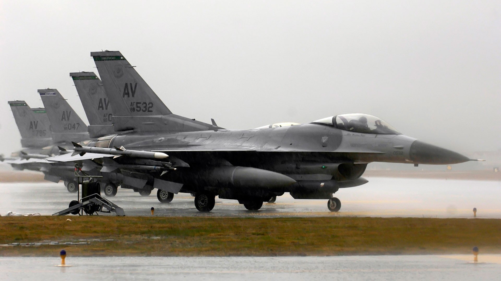 avion combattant pluie base f-16 militaire