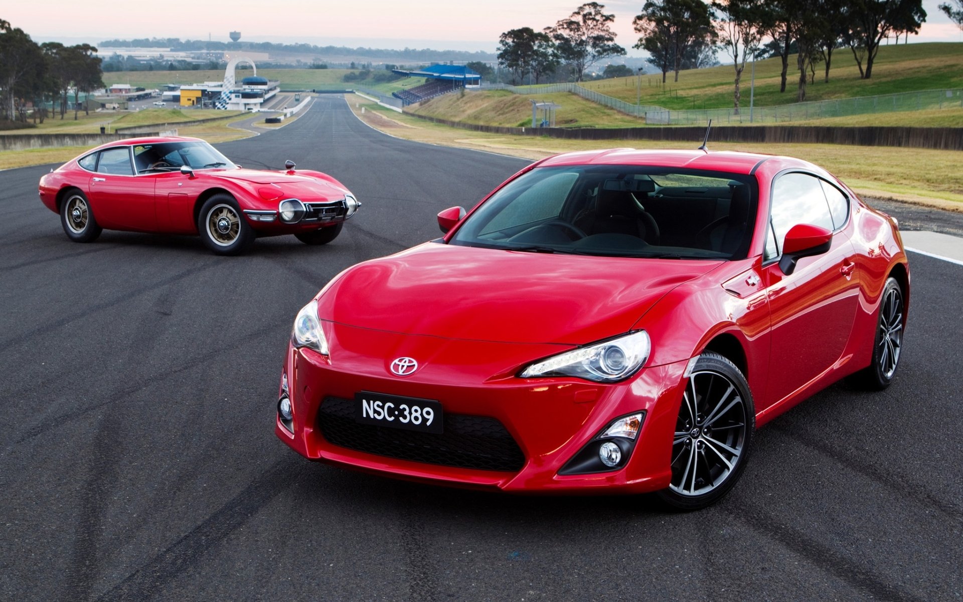 toyota 86 gt 2000gt toyota coupé rouge avant piste de course horizon