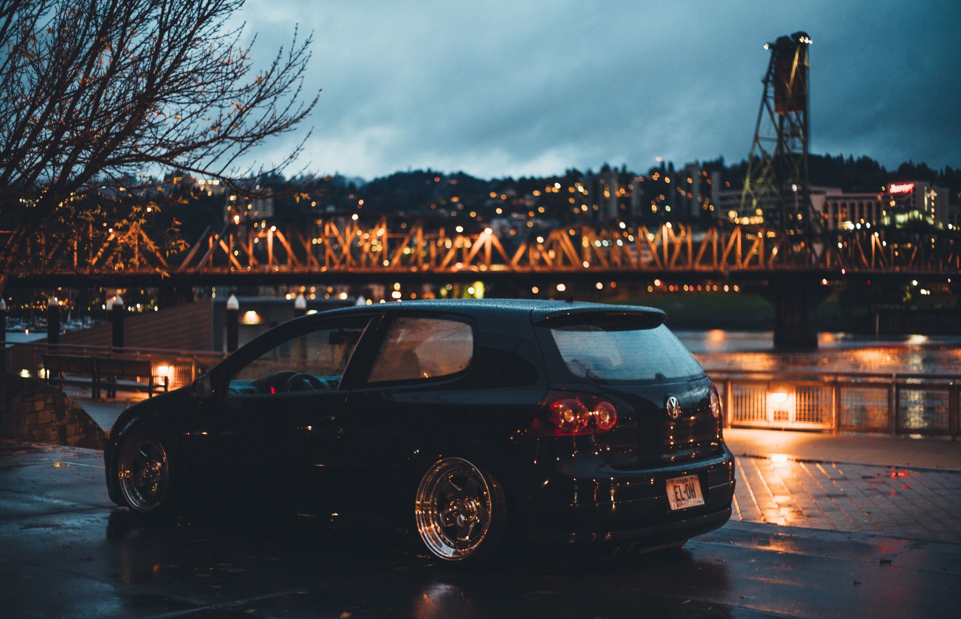 volkswagen golf räder rückleuchten brücke bäume lichter nacht wolken dämmerung stadt