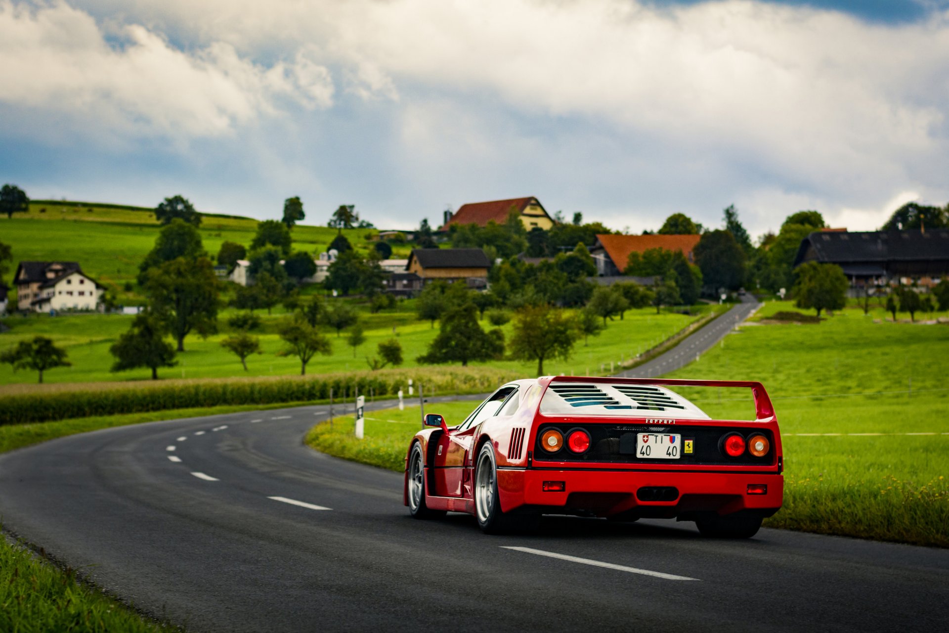 ferrari f40 arrière lampes route champ village herbe nuages ciel