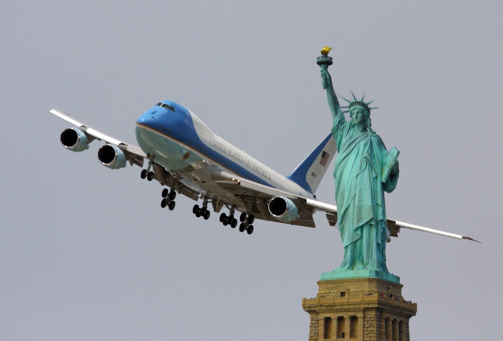 avión estatua de la libertad cielo