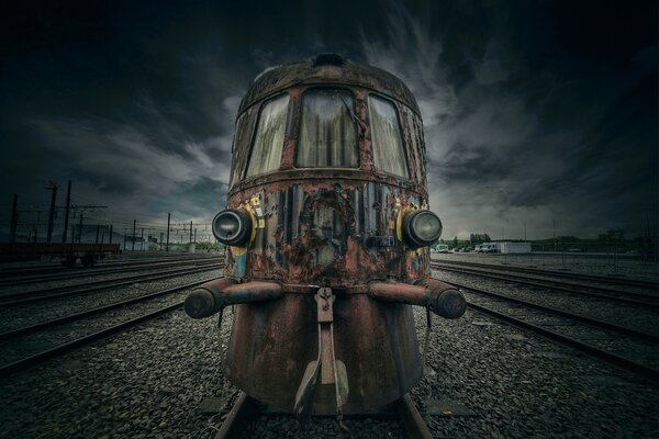 Rarità del treno Oscuro su rotaie