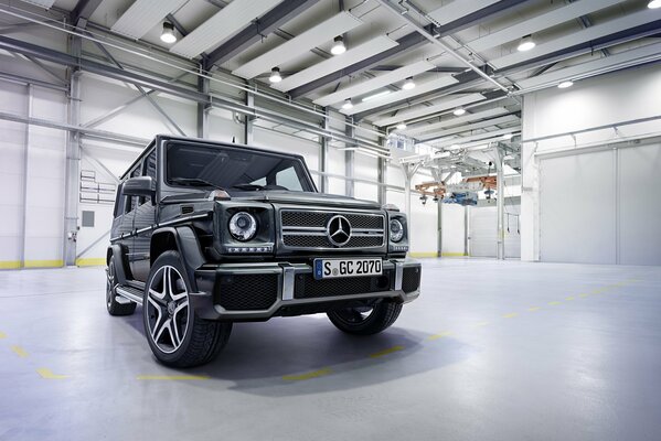 Mercedes Geländewagen Kraft und Kraft auf der Straße