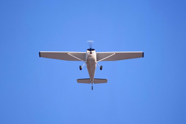 Kleines Passagierflugzeug auf einem blauen Himmelshintergrund