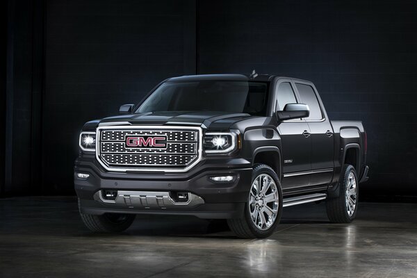 Czarny pickup Sierra Denali na czarnym tle