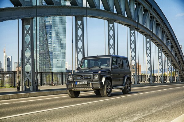 Mercedes gelentvagen brutale nera sul ponte