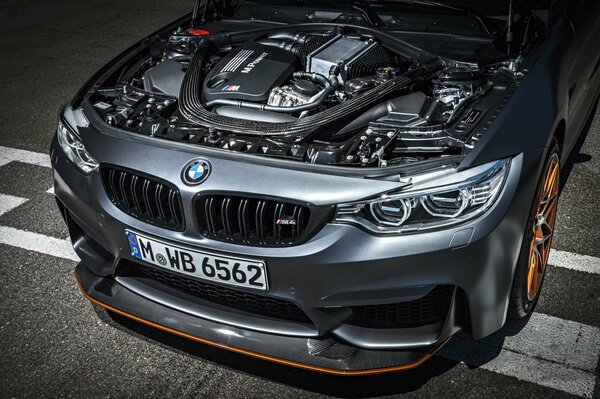 BMW M4 подкапотное пространство