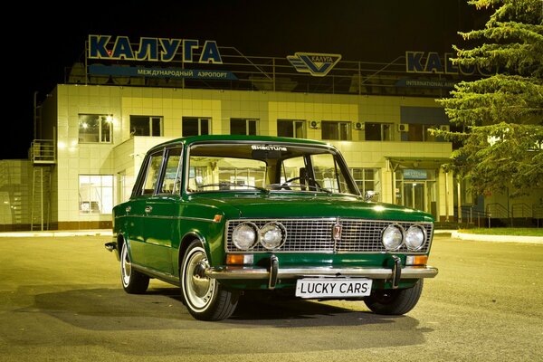 Lacky Auto am internationalen Flughafen von Kaluga