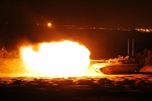 Feuer in der Nacht. Militärische Ausrüstung brennt