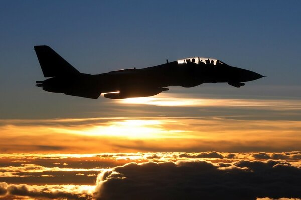 Kämpfer auf dem Hintergrund von Wolken und Sonnenuntergang