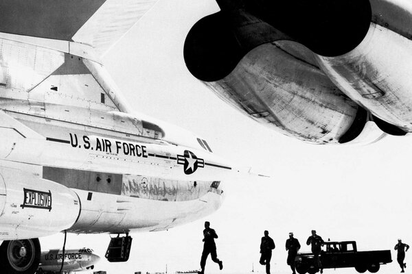 Die US-Luftwaffe auf dem Flugplatz in der Nähe des Flugzeugs