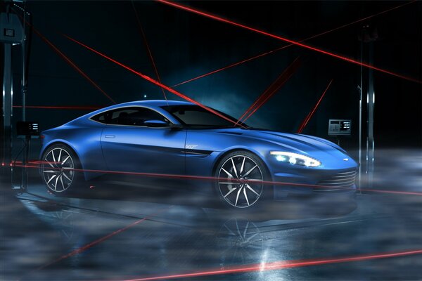 Azul Aston Martin en la oscuridad y los rayos láser