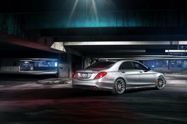 Mercedes-benz por la noche en el estacionamiento