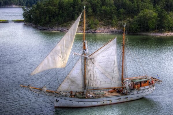 Un voilier navigue devant l île