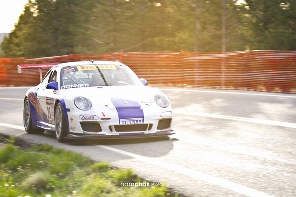 Voiture porsche sur piste de course