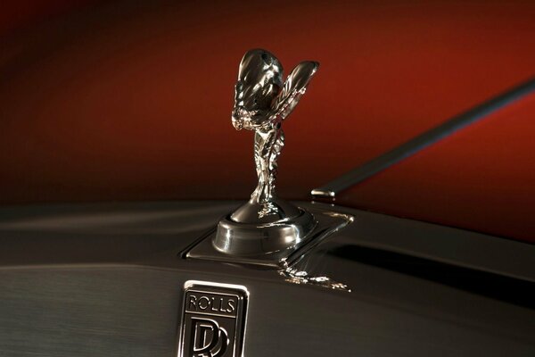 Das Rolls-Royce-Emblem im Fahrzeuginneren