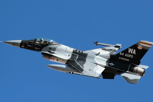 Avión militar contra el cielo azul