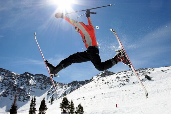 Saut de l homme sur le ski dans les montagnes