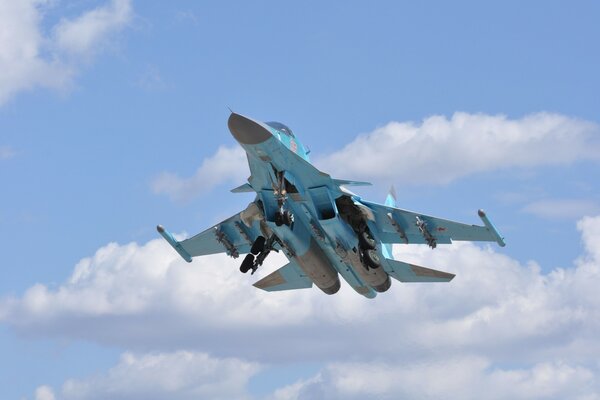Un aereo Su-34 in volo tra le nuvole blu