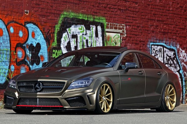 Mercedes-benz w218 et graffiti sur un mur de briques