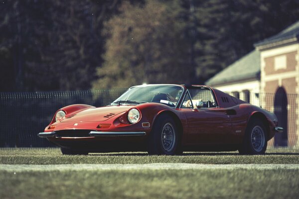 Ferrari rojo en hermoso manejo