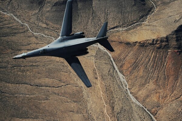 Immagine di un aereo grigio su sfondo marrone