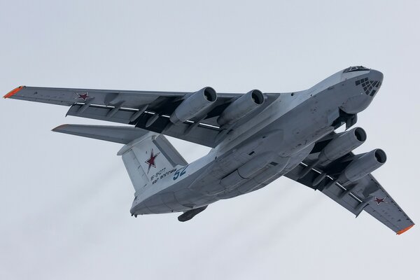 Aereo cisterna il-78m in aria