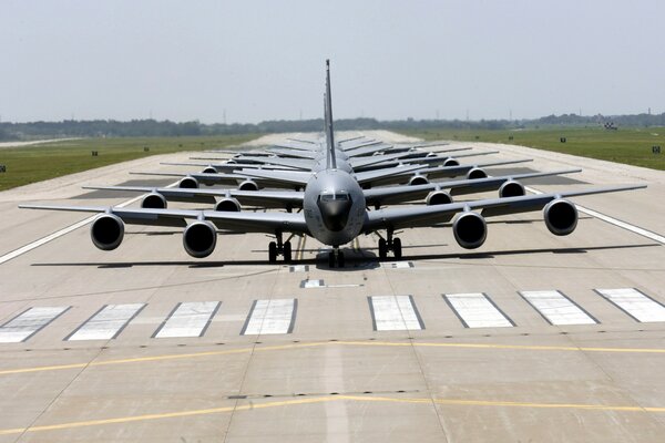 Aviones alineados en la pista