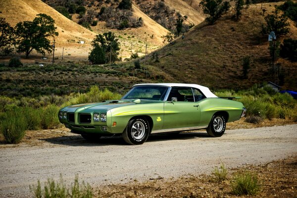 Pontiac vert sur un chemin de terre