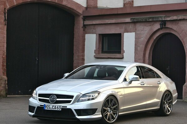 Mercedes carlsson Tuning en el fondo de la casa