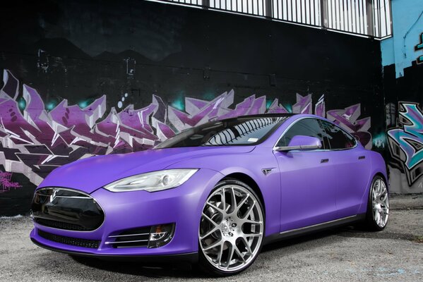 Voiture Tesla lilas sur le parking