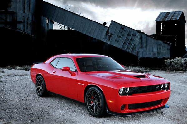 Rotes Auto Dodge Challenger Hellcat