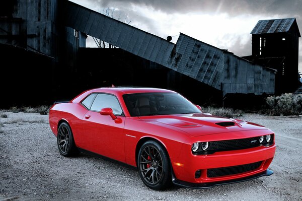 Auto rossa Dodge Challenger Hellcat