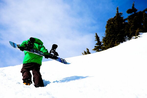 Snowboardzista idzie po zaspach