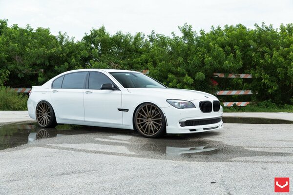 Bmw 7-series on a flat platform