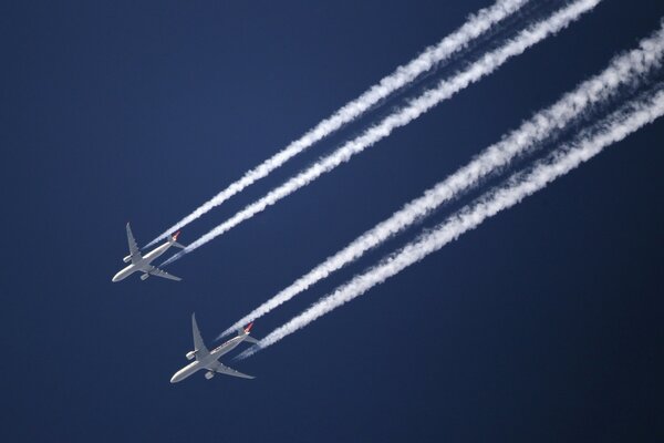 Huellas en el cielo de aviones volando