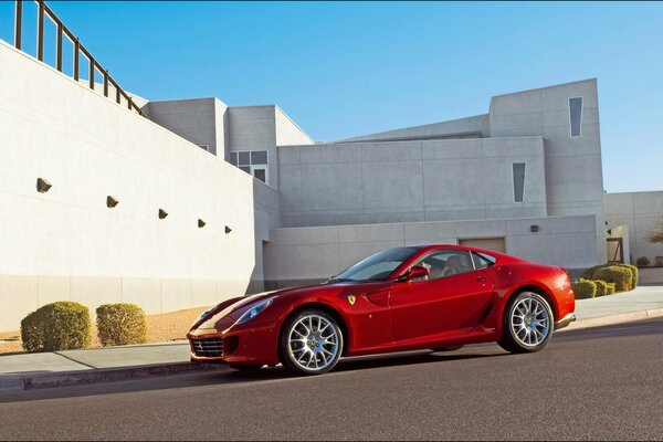 Ferrari rossa in un ambiente urbano