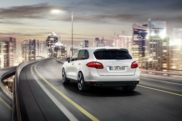 Un Porsche Cayenne blanco monta en la carretera