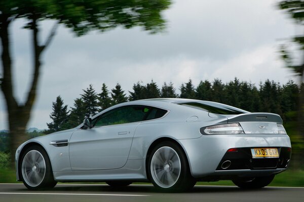 Zabytkowe auto firmy aston martin