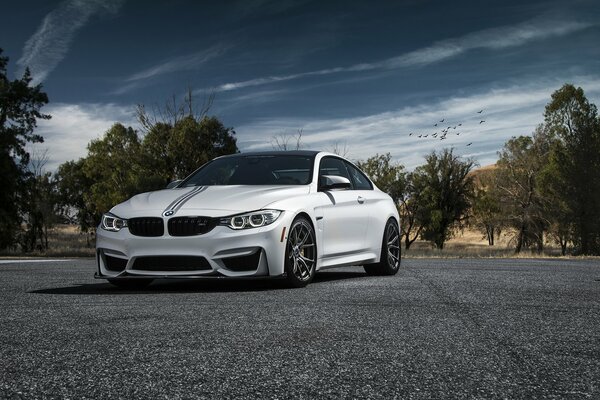 Weißer BMW M4 auf Felgen von Vorsteiner