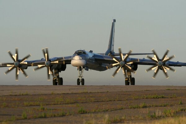 Bild des Flugzeugs tu-95 auf grauem Hintergrund