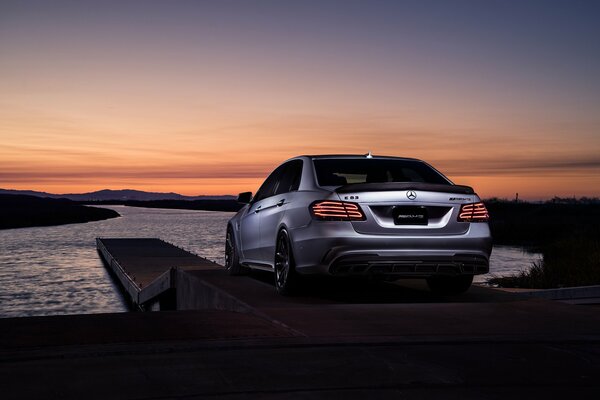 Coche en el muelle tarde en la noche