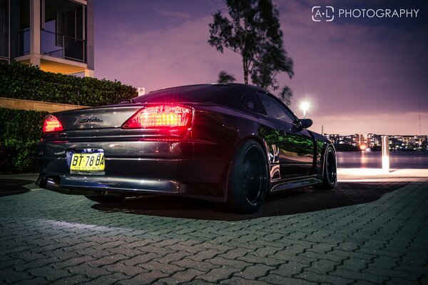 Nissan noche negra en Tokio