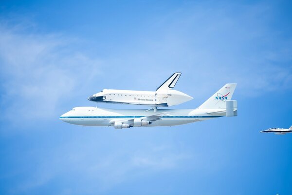 Flugzeug-Shuttles sind am klaren, hellen Himmel zu sehen