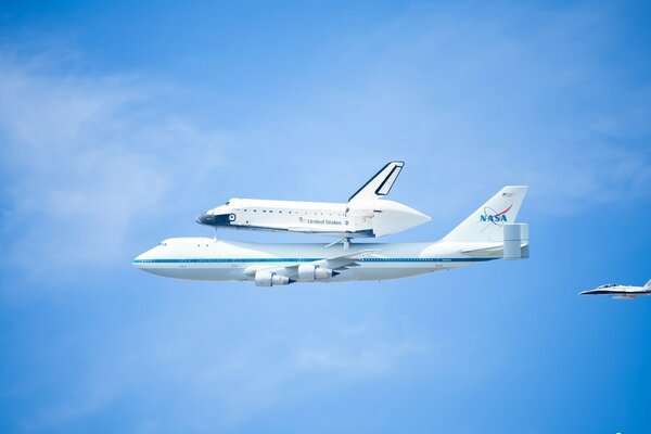 Dans un ciel clair et lumineux, les navettes d avions sont visibles