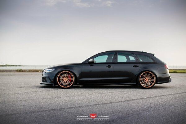 Black Audi vossen on the road